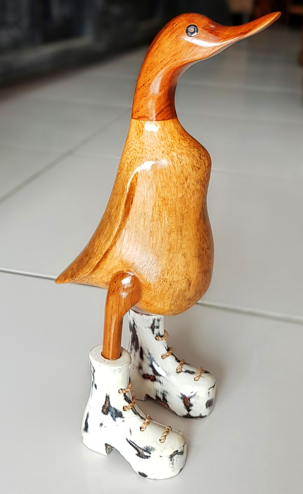 Фигурка "Утка в мраморных сапожках" из ценных пород дерева (25 см).